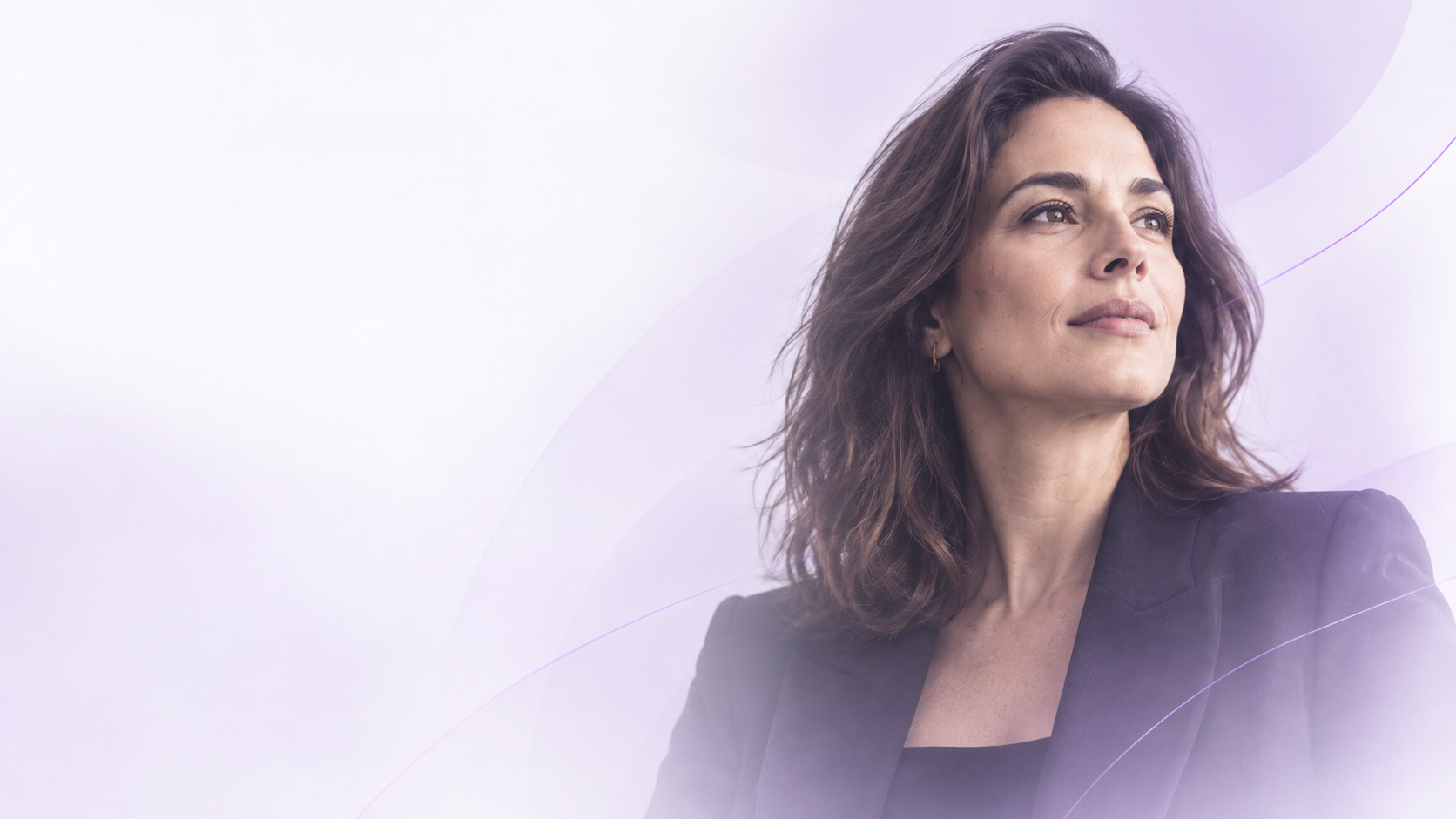 Retrato editorial de uma mulher em uma composição lavanda
