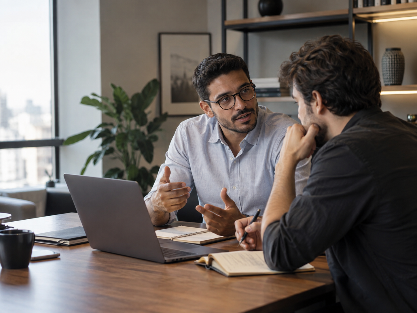 Profissionais em uma reunião de consultoria