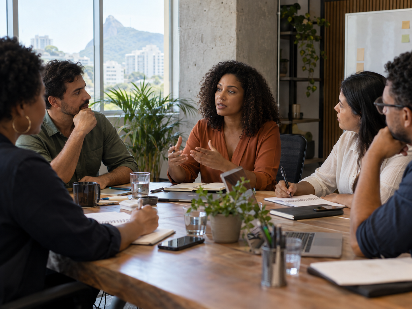 Profissionais reunidos em uma conversa estratégica